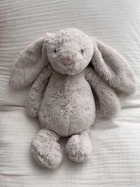 𝖩𝖤𝖫𝖫𝖸𝖢𝖠𝖳 Medium Classic Bashful Silver (Grey) Bunny
